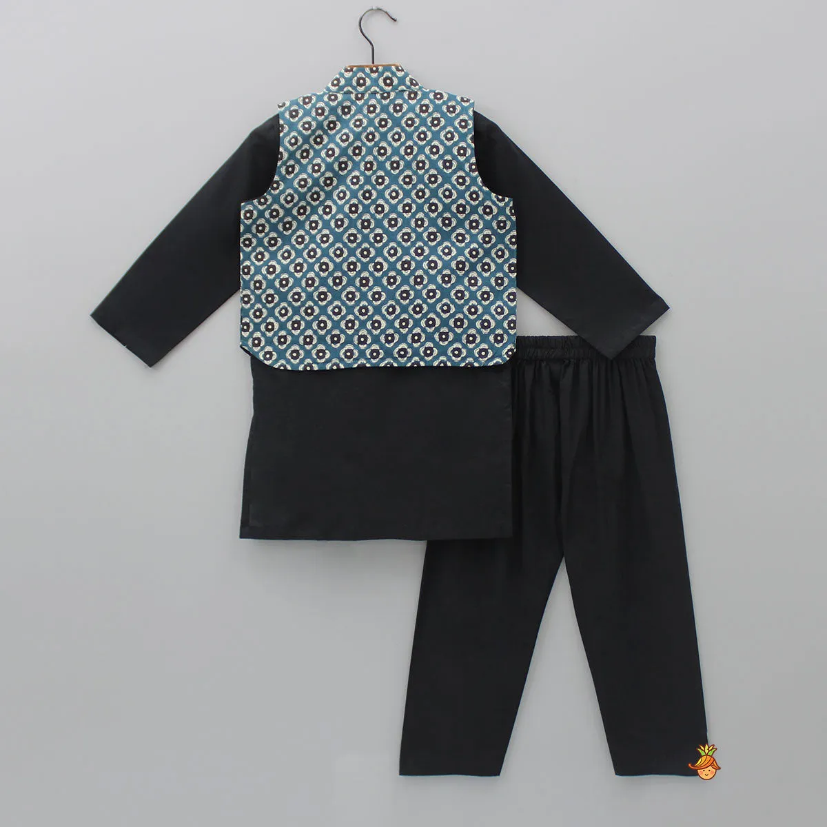 Pre Order: Pockets Detail Black Kurta With Printed Jacket And Pyjama